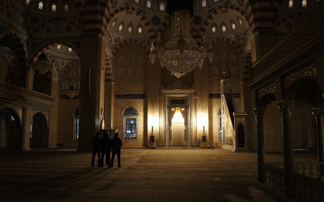 Three people large room chandeliers free wallpaper for desktop - medium preview image