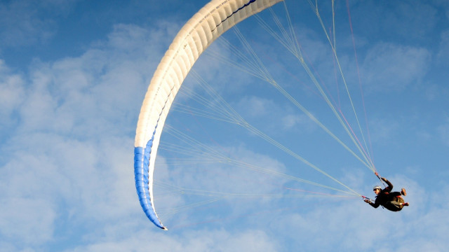 Parasailing cloudy day blue white free wallpaper for desktop - medium preview image