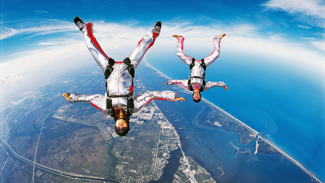 Skydiving white suits arms out free wallpaper for desktop - medium preview image