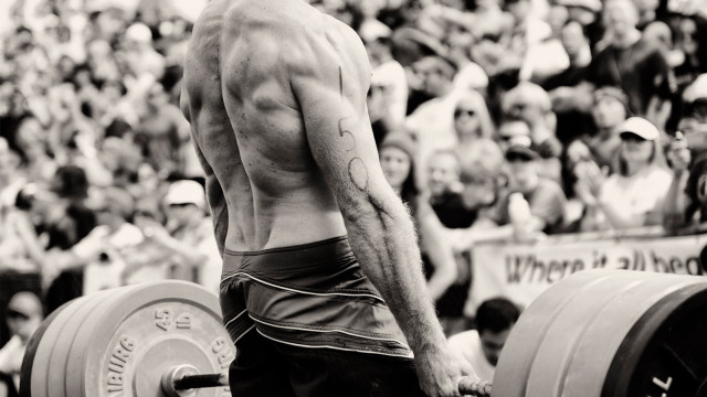 Man shirtless lifting barbell crowd #2 free wallpaper for desktop - medium preview image