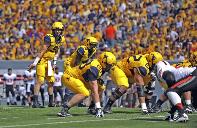 Football game yellow black white free wallpaper for desktop - medium preview image