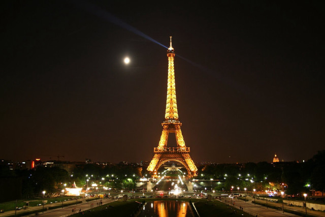 Eiffel tower night full moon free wallpaper for desktop - medium preview image