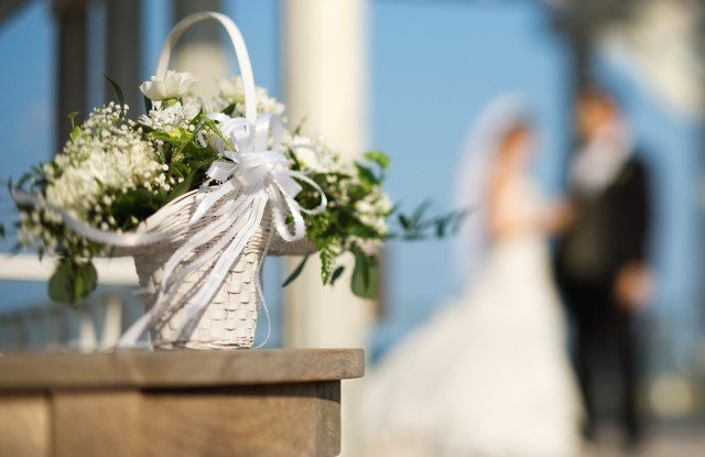 Bride groom flower bokeh depthoffield free wallpaper for desktop - medium preview image