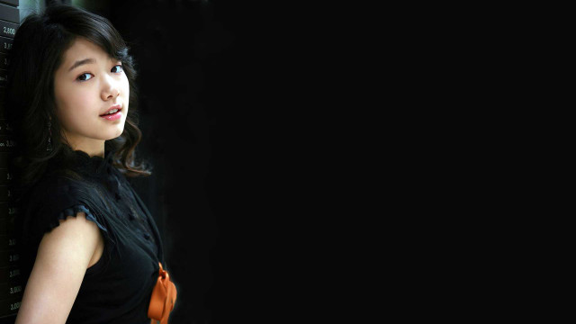 Woman blackhair blueeyes gothic portrait free wallpaper for desktop - medium preview image