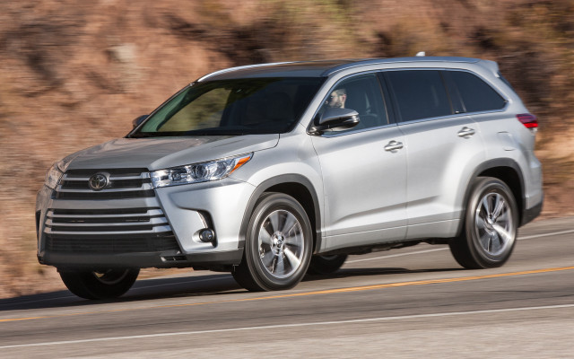 Silver toyota highlander driving hillside free wallpaper for desktop - medium preview image