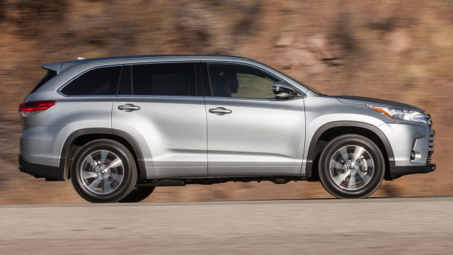 Silver toyota highland mountain road free wallpaper for desktop - medium preview image