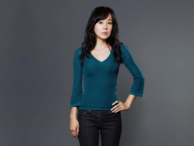 Woman green shirt posing hands #2 free wallpaper for desktop - medium preview image