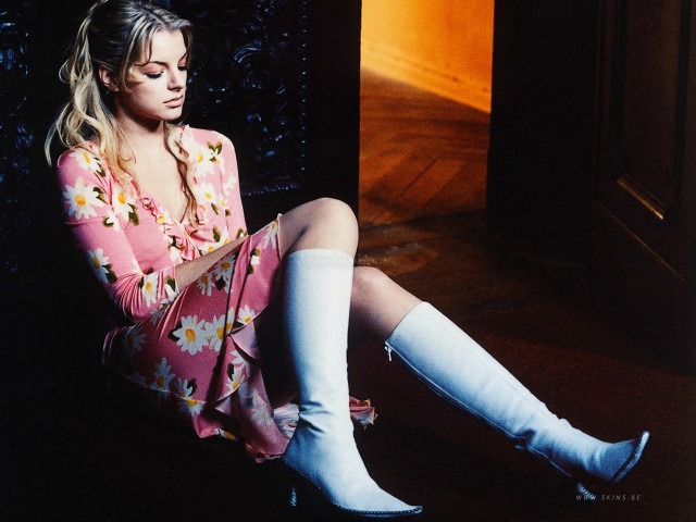 Woman pink kimono floral boots free wallpaper for desktop - medium preview image