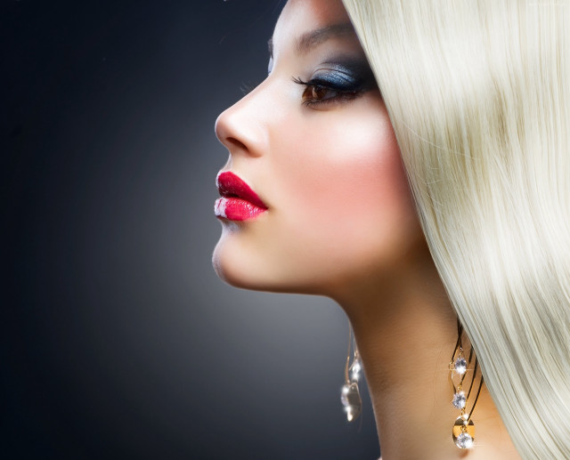 Blonde woman redlipstick rococo sculpture free wallpaper for desktop - medium preview image