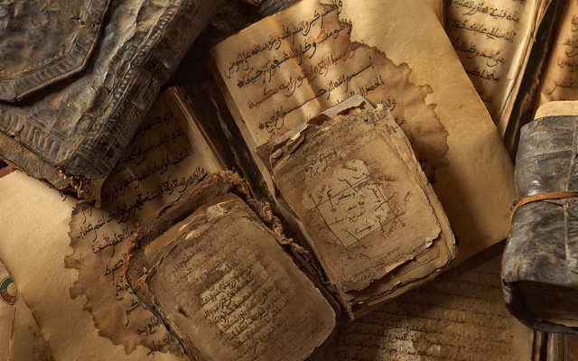 Old books writing table bag free wallpaper for desktop - medium preview image