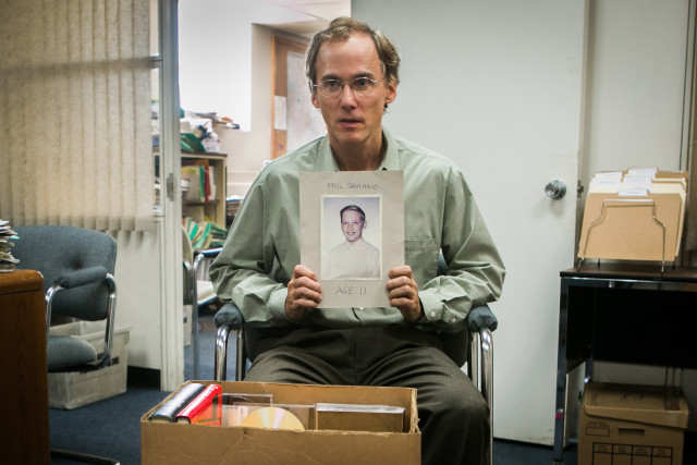 Man chair holding picture box free wallpaper for desktop - medium preview image