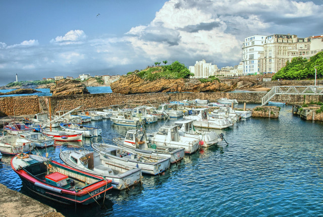 Boats docked harbor city cloudy free wallpaper for desktop - medium preview image
