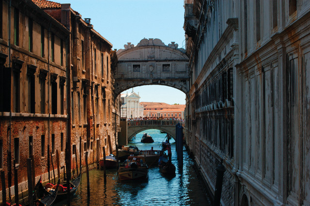 Narrow canal boats bridge building free wallpaper for desktop - medium preview image