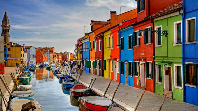 Colorful buildings river boats parking free wallpaper for desktop - medium preview image