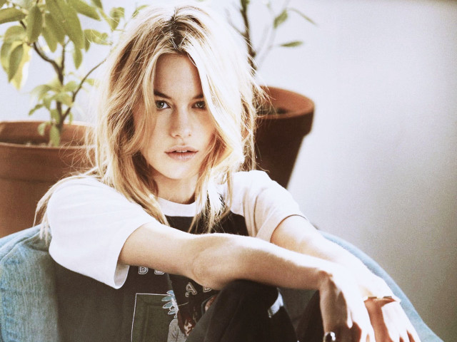 Woman sitting chair arms crossed #4 free wallpaper for desktop - medium preview image