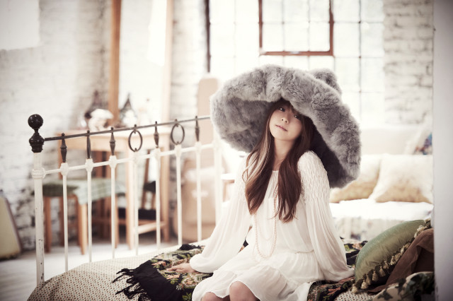 Woman sitting bed large hat free wallpaper for desktop - medium preview image