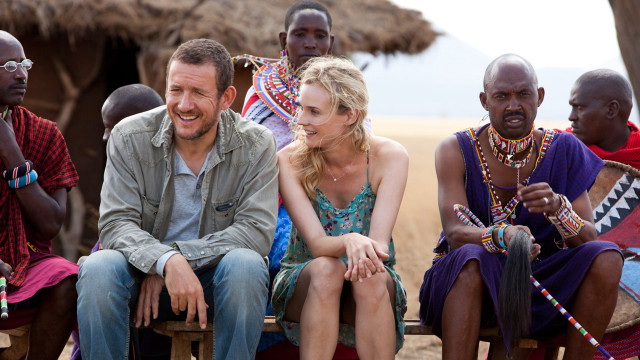 Group people bench hut thatched free wallpaper for desktop - medium preview image