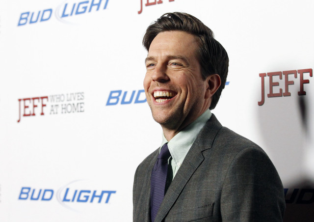 Man suit smiling redcarpet beer free wallpaper for desktop - medium preview image