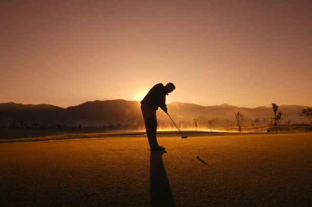 Man playing golf sunset mountains free wallpaper for desktop - medium preview image