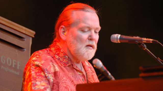 Man beard red shirt speaking free wallpaper for desktop - medium preview image