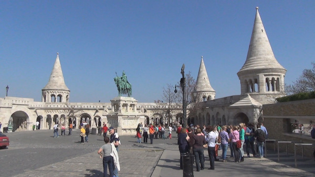 Group people building statue man free wallpaper for desktop - medium preview image