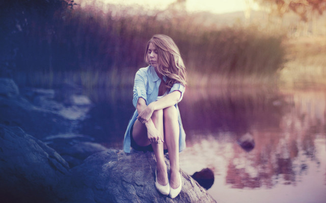 Woman sitting rock water legs free wallpaper for desktop - medium preview image