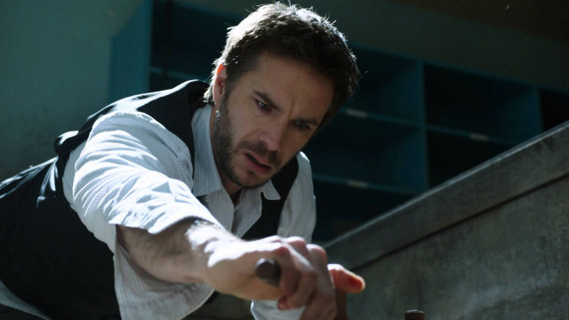 Man vest pointing railing bottle free wallpaper for desktop - medium preview image