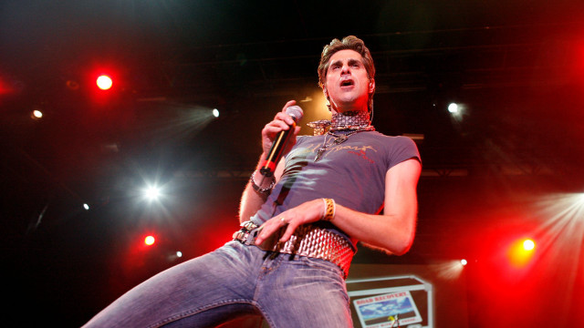 Man microphone stage lights performance free wallpaper for desktop - medium preview image