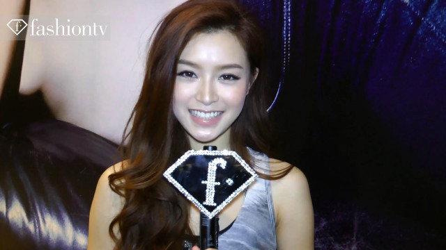 Woman holding diamond shaped object free wallpaper for desktop - medium preview image