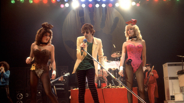 Women stage microphones group standing free wallpaper for desktop - medium preview image