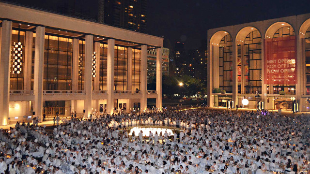 Crowd building night fountain lights free wallpaper for desktop - medium preview image