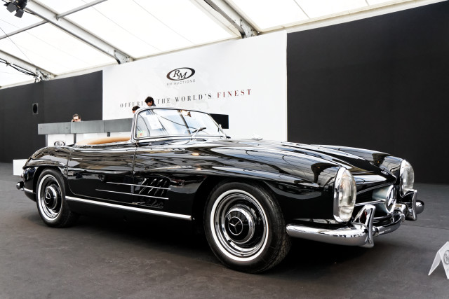 Black car showroom man woman free wallpaper for desktop - medium preview image