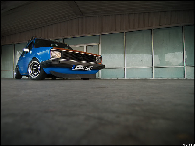 Blue truck garage building window free wallpaper for desktop - medium preview image