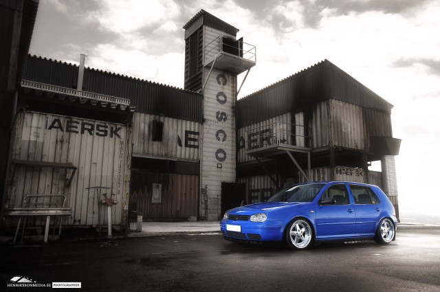 Blue car parked building clock free wallpaper for desktop - medium preview image