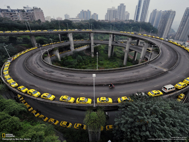 Circular road yellow taxis city free wallpaper for desktop - medium preview image
