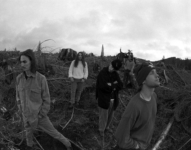 Group people horse statue outdoors free wallpaper for desktop - medium preview image