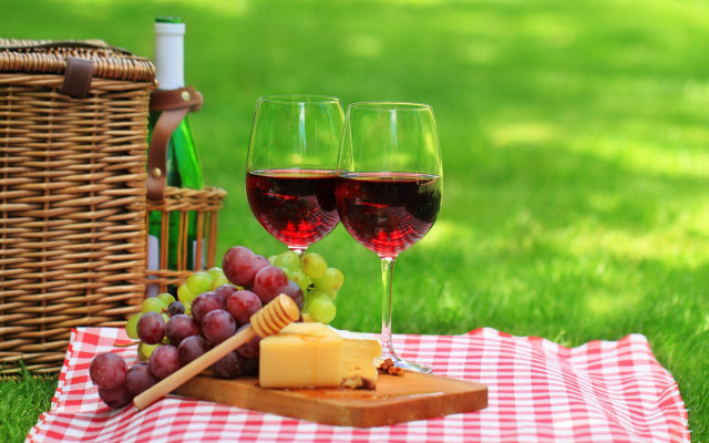 Picnic basket grapes sunny day free wallpaper for desktop - medium preview image