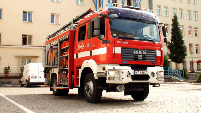 Red fire truck ladder building free wallpaper for desktop - medium preview image
