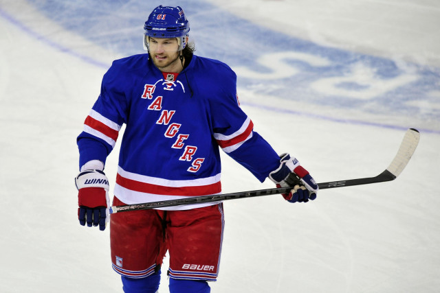 Man blue jersey hockey stick free wallpaper for desktop - medium preview image