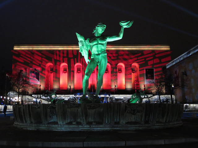 Statue man bird building red free wallpaper for desktop - medium preview image