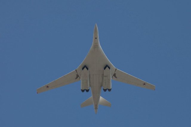 Large jetliner blue sky landing #4 free wallpaper for desktop - medium preview image