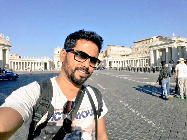 Man taking selfie building columns free wallpaper for desktop - medium preview image