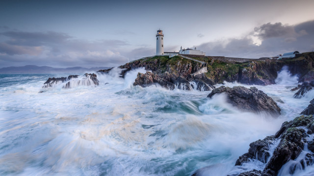 Lighthouse rocky cliff waves stormy free wallpaper for desktop - medium preview image