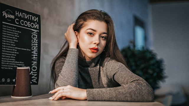 Woman table head sign portrait free wallpaper for desktop - medium preview image