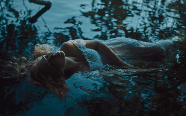 Floating woman white dress underwater free wallpaper for desktop - medium preview image