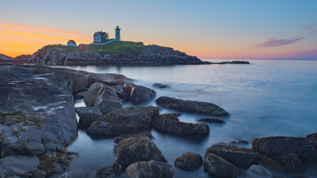 Lighthouse rocky shore sunset pink free wallpaper for desktop - medium preview image