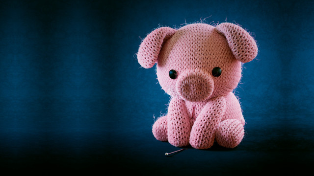 Pink knitted teddy bear blue free wallpaper for desktop - medium preview image