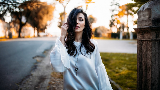 Woman road tree traffic light free wallpaper for desktop - medium preview image