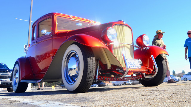 Red car road man blue free wallpaper for desktop - medium preview image