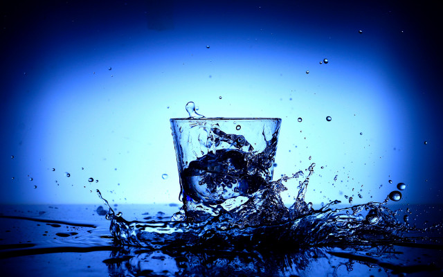 Glass water splash blue bubble free wallpaper for desktop - medium preview image